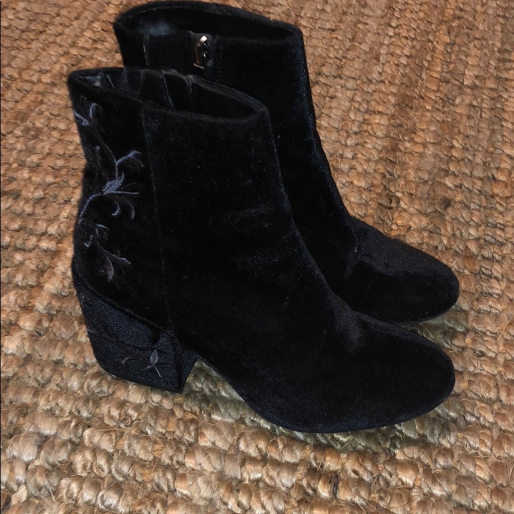Kenneth Cole Suede Embroidered booties